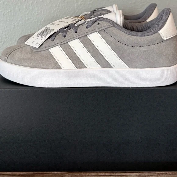 Adidas VL Court 3.0 K Sneakers, Unisex Big Kids Size 4, BNWT in box